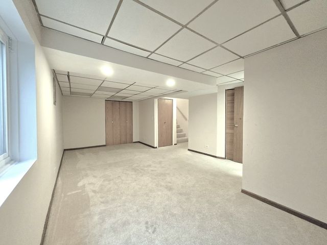 8 E Shag Bark Lane, Streamwood, IL 60107