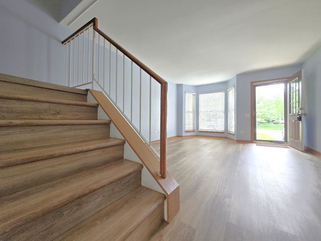 8 E Shag Bark Lane, Streamwood, IL 60107