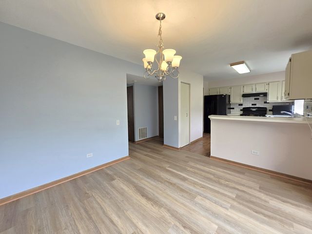 8 E Shag Bark Lane, Streamwood, IL 60107