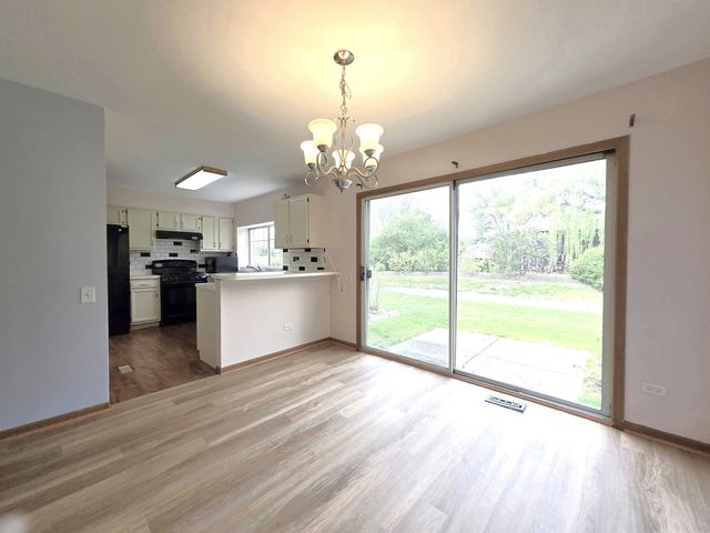 8 E Shag Bark Lane, Streamwood, IL 60107