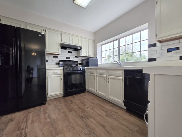 8 E Shag Bark Lane, Streamwood, IL 60107