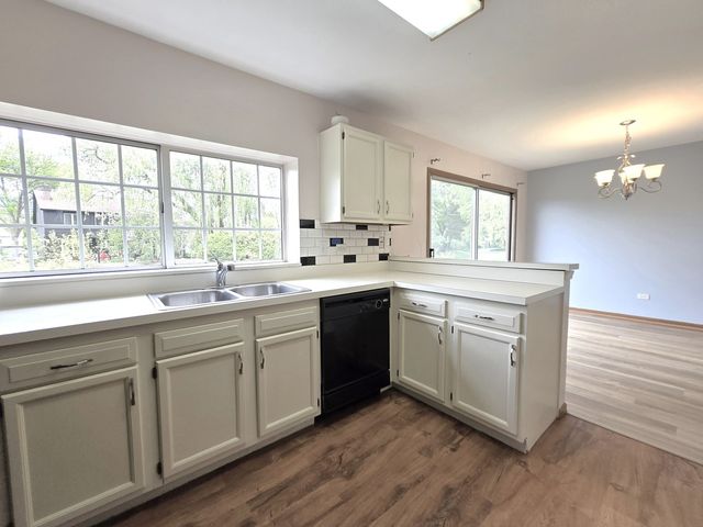 8 E Shag Bark Lane, Streamwood, IL 60107