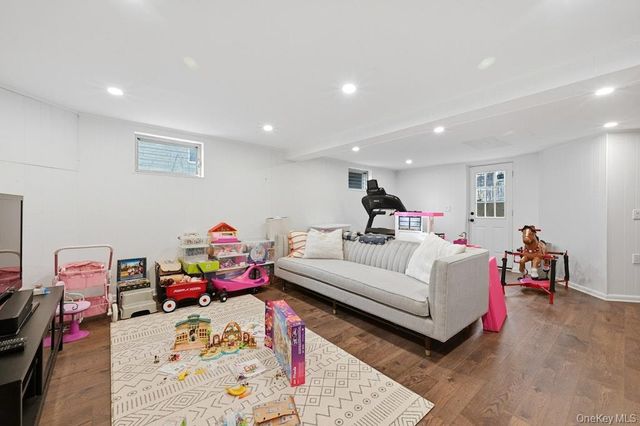 15 School Street, Port Washington, NY 11050