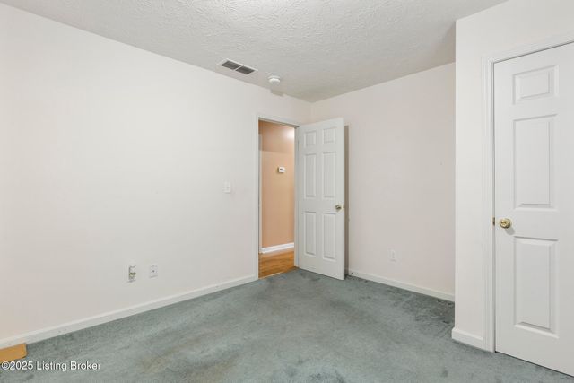 8805 Persistence Dr, Louisville, KY 40229