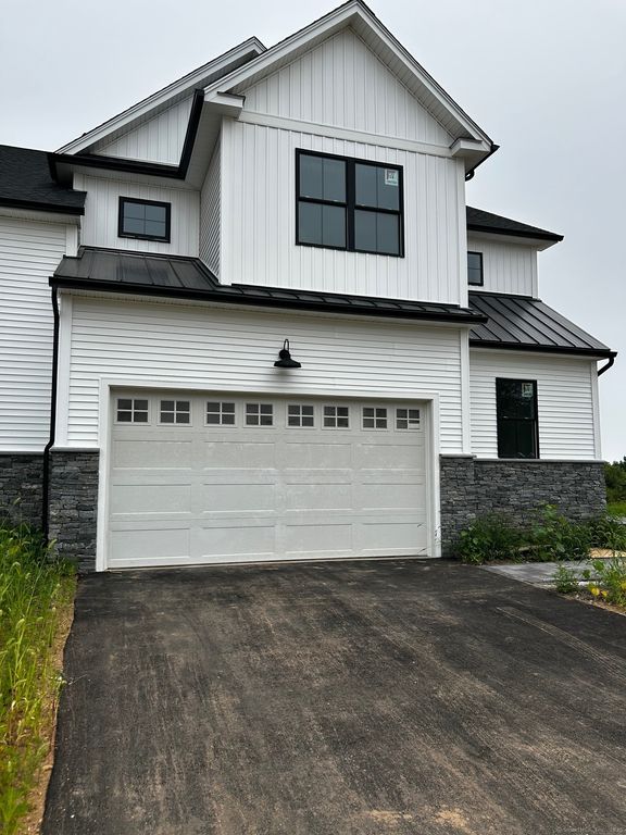 2 Village Circle 2, Guilford, CT 06437