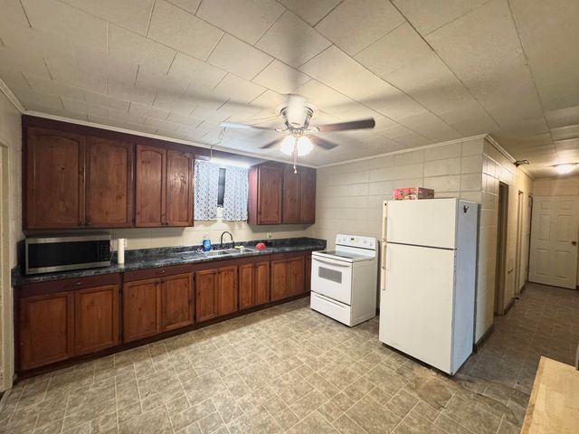 567 Eastview Dr., Laurel, MS 39443