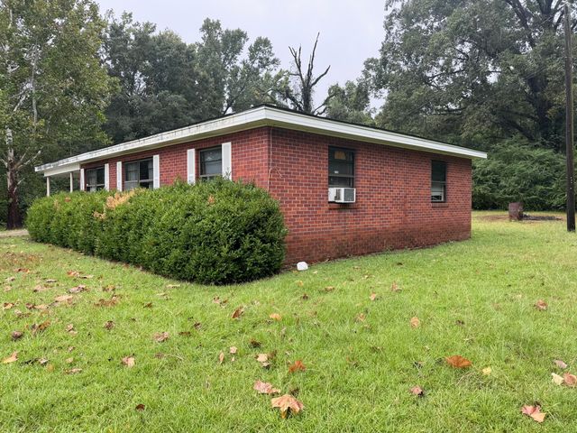 567 Eastview Dr., Laurel, MS 39443