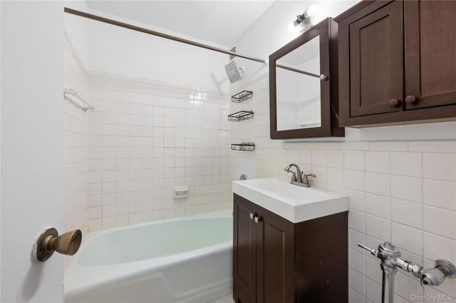 636 N Terrace Avenue 2B, Fleetwood, NY 10552