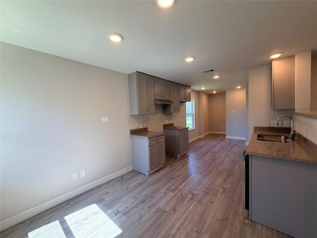 126 Egret Canal N, Baytown, TX 77523