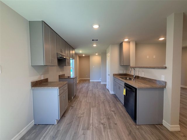 126 Egret Canal N, Baytown, TX 77523