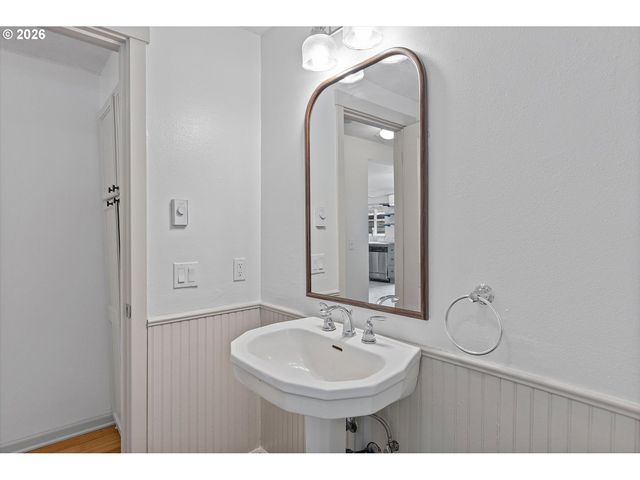 1255 Nw TRAIL Ave 1, Portland, OR 97229
