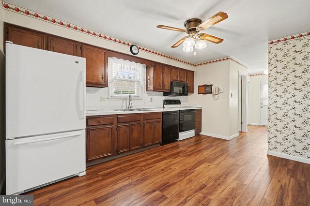 11 RANDI RD, Enola, PA 17025