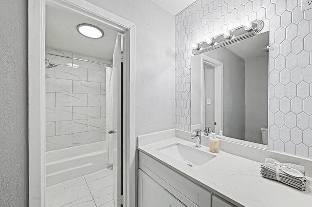 8211 Kingsbrook Road 205, Houston, TX 77024