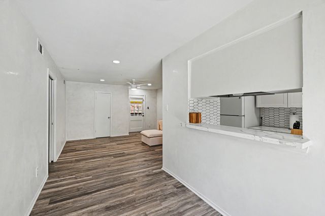 8211 Kingsbrook Road 205, Houston, TX 77024