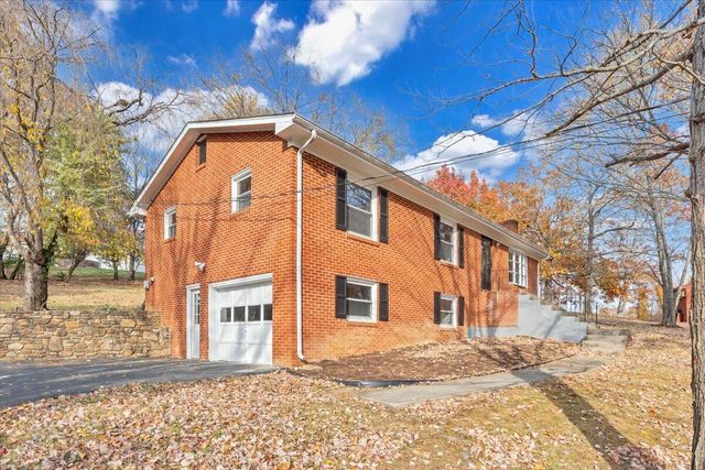 222 Maple DR, Blue Ridge, VA 24064