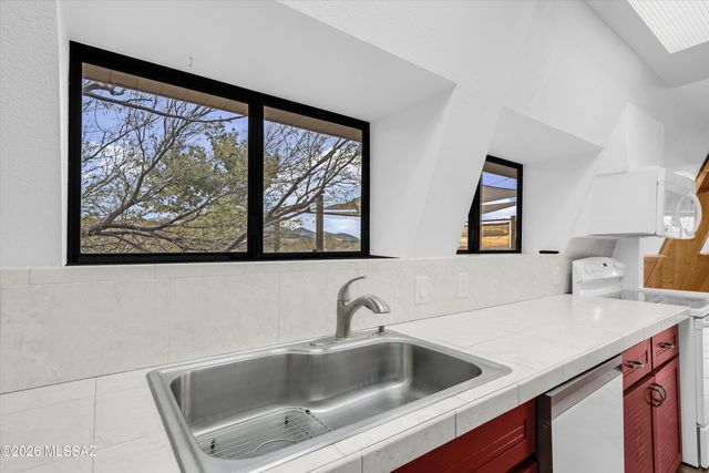 200 N Holiday Drive, Oracle, AZ 85623