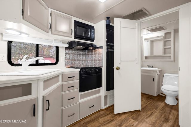 200 N Holiday Drive, Oracle, AZ 85623