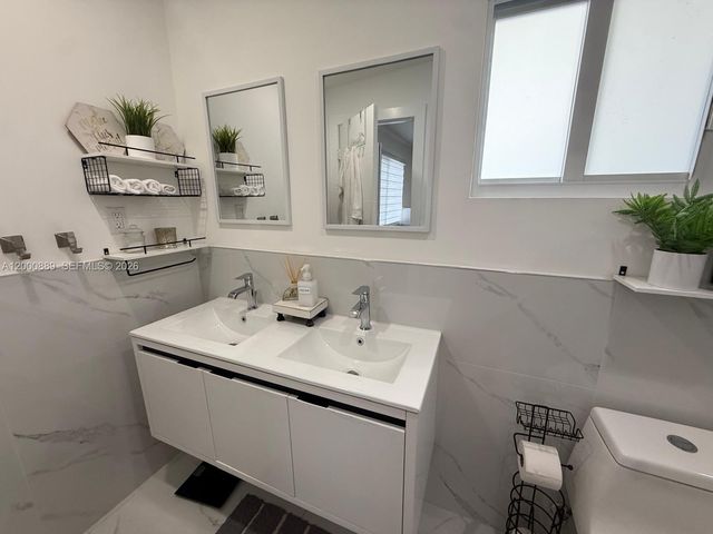 6404 Meade St, Hollywood, FL 33024