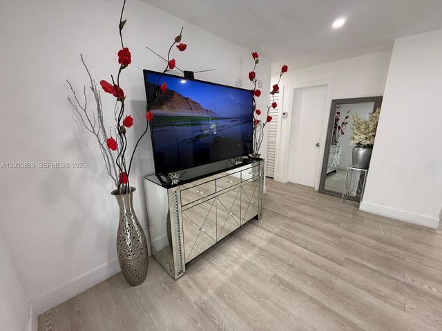 6404 Meade St, Hollywood, FL 33024