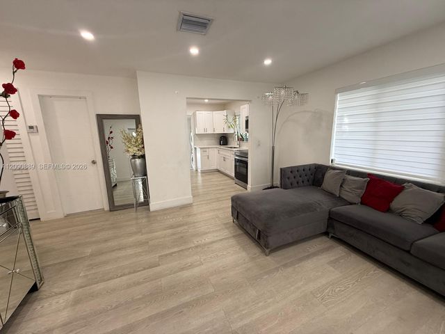 6404 Meade St, Hollywood, FL 33024