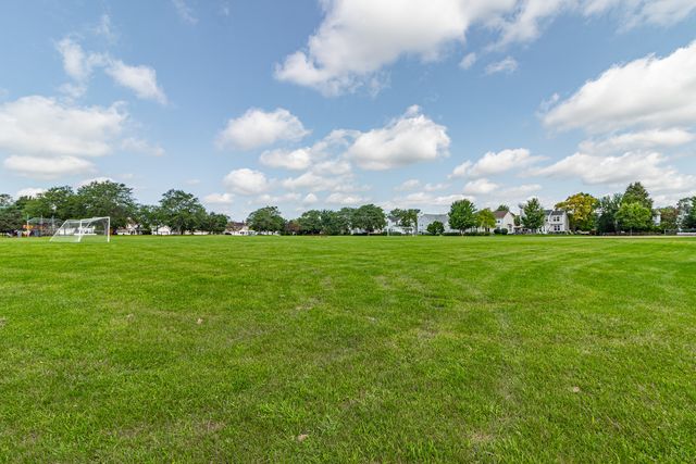 1208 Halifax Drive, Mundelein, IL 60060