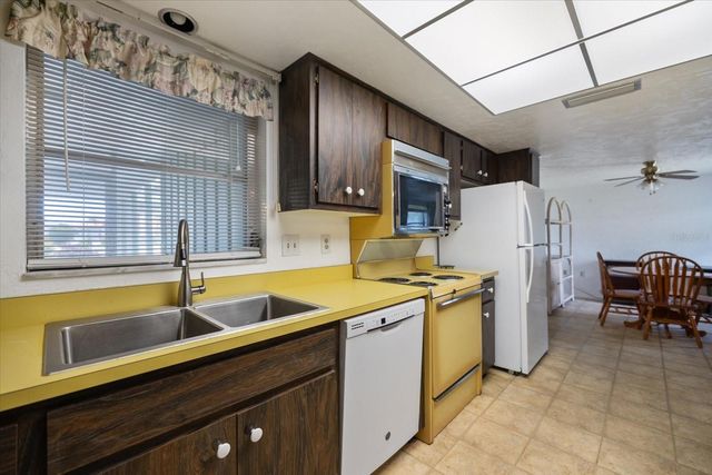 3230 VILLAGE GREEN DRIVE 1032, Sarasota, FL 34239