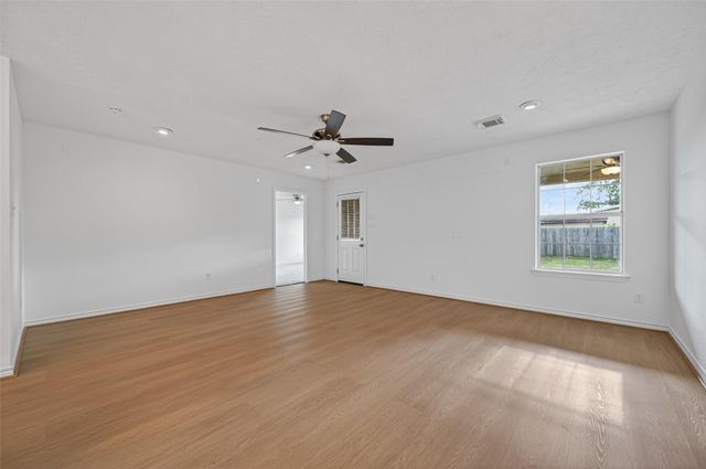 653 Nelson Street, Sealy, TX 77474