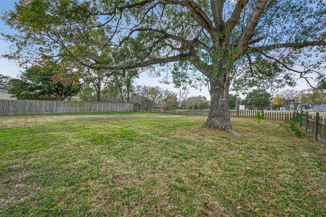 653 Nelson Street, Sealy, TX 77474