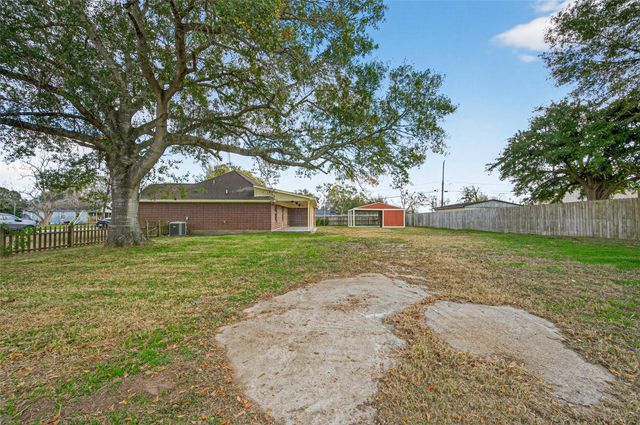 653 Nelson Street, Sealy, TX 77474