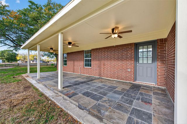 653 Nelson Street, Sealy, TX 77474