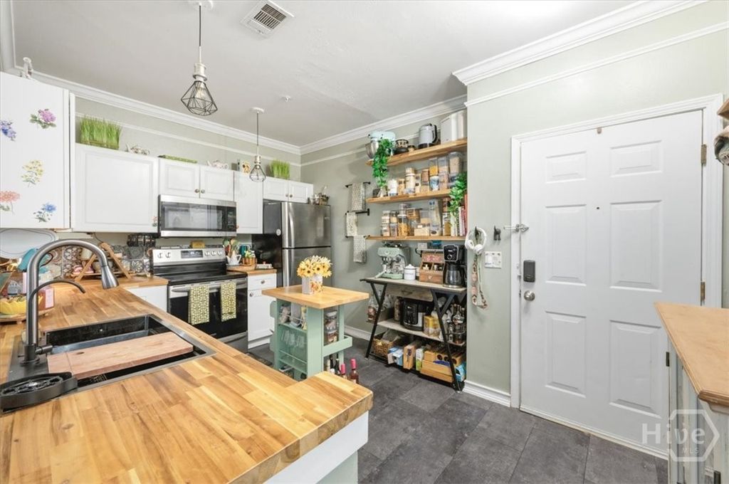 Image 10 of property listing at 2317 Whitemarsh Way, Savannah, GA 31410