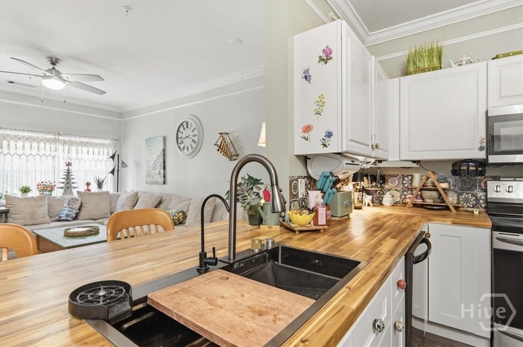 Image 3 of property listing at 2317 Whitemarsh Way, Savannah, GA 31410