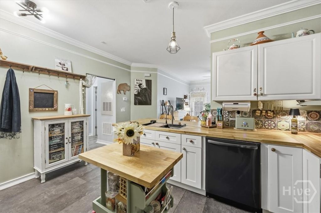 Image 6 of property listing at 2317 Whitemarsh Way, Savannah, GA 31410