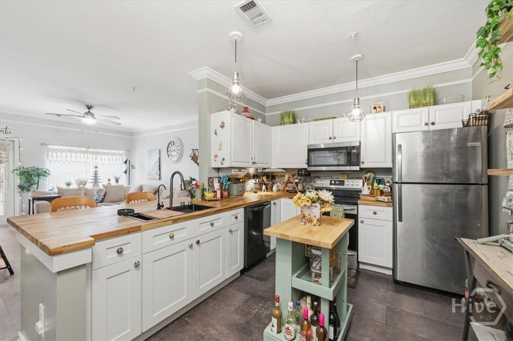 Image 9 of property listing at 2317 Whitemarsh Way, Savannah, GA 31410
