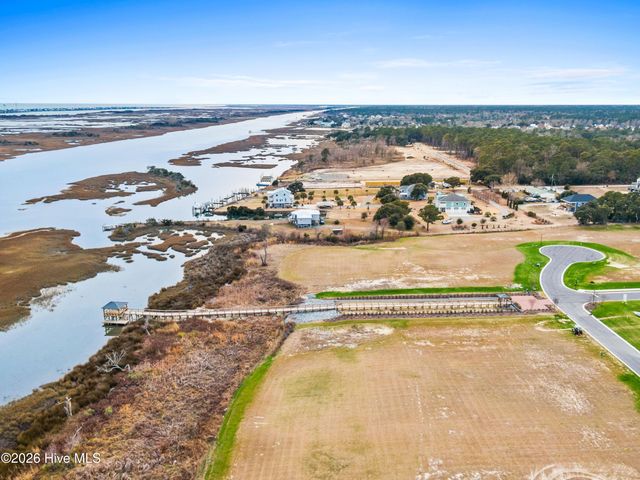 100 N Glimmering Glass Lane, Hampstead, NC 28443