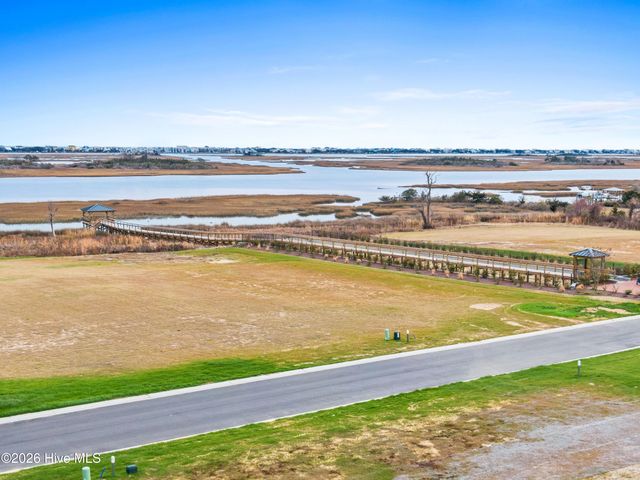 100 N Glimmering Glass Lane, Hampstead, NC 28443