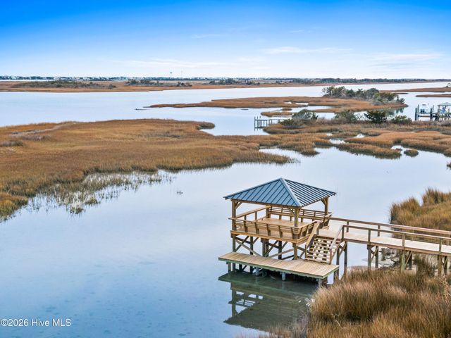 100 N Glimmering Glass Lane, Hampstead, NC 28443