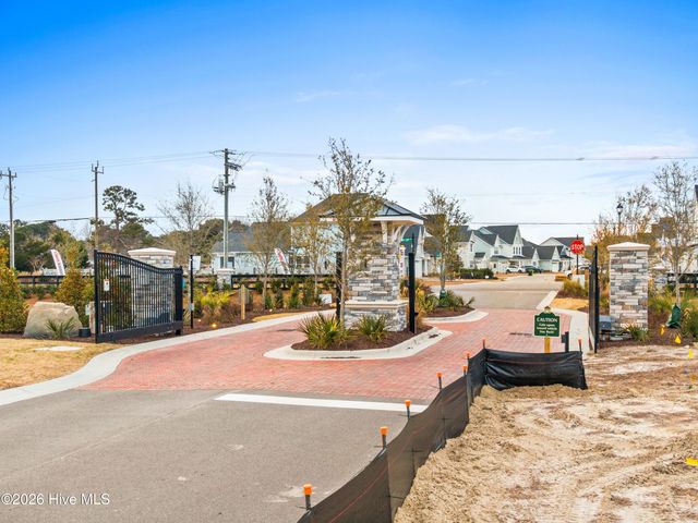 100 N Glimmering Glass Lane, Hampstead, NC 28443