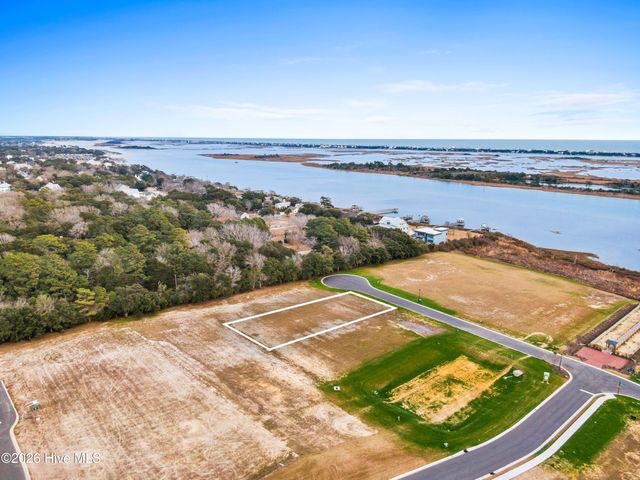 100 N Glimmering Glass Lane, Hampstead, NC 28443