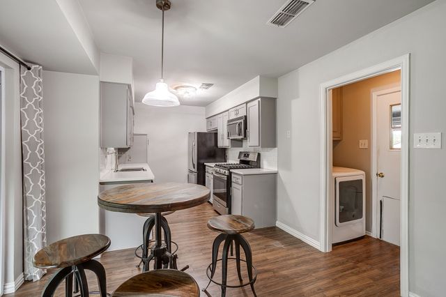 2217 Pecos Drive, Grapevine, TX 76051