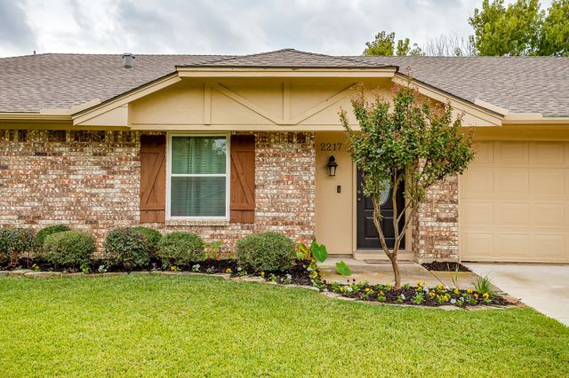 2217 Pecos Drive, Grapevine, TX 76051