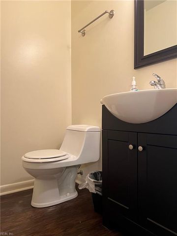 8 Butler PL, Newport News, VA 23606