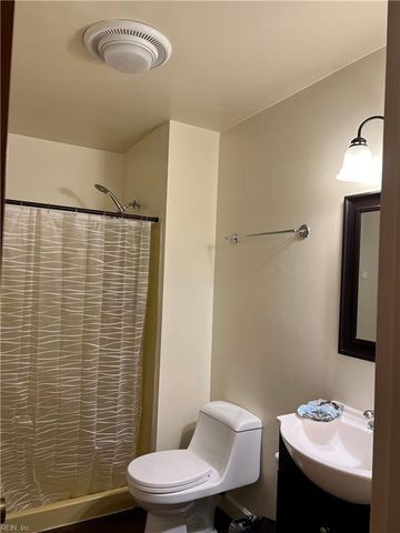 8 Butler PL, Newport News, VA 23606