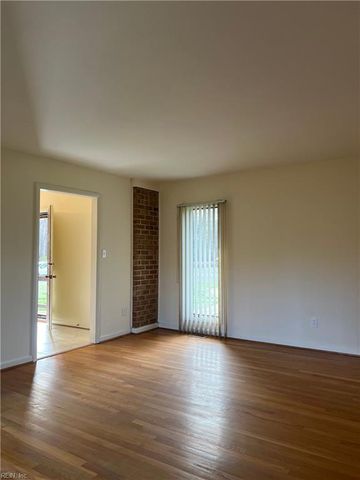 8 Butler PL, Newport News, VA 23606