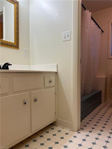 8 Butler PL, Newport News, VA 23606