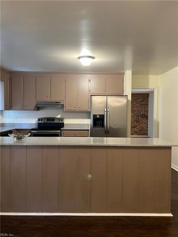 8 Butler PL, Newport News, VA 23606