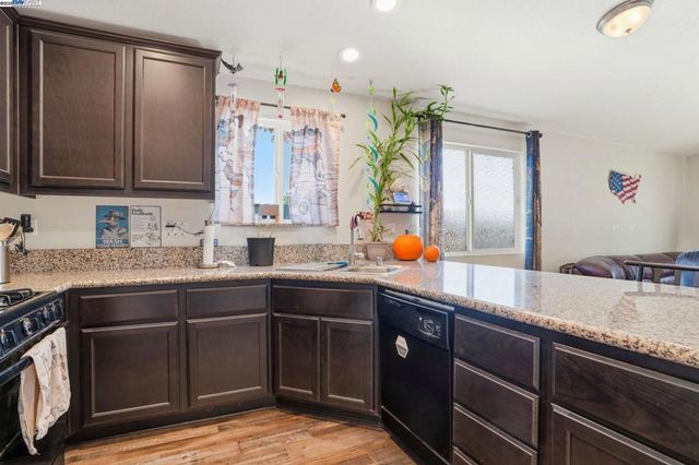 296 Dena Ct, Merced, CA 95341