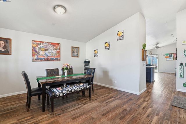 296 Dena Ct, Merced, CA 95341