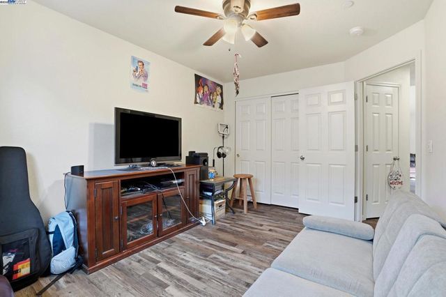 296 Dena Ct, Merced, CA 95341