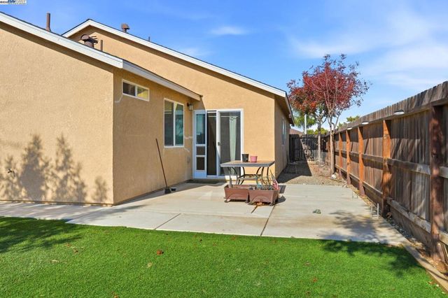 296 Dena Ct, Merced, CA 95341